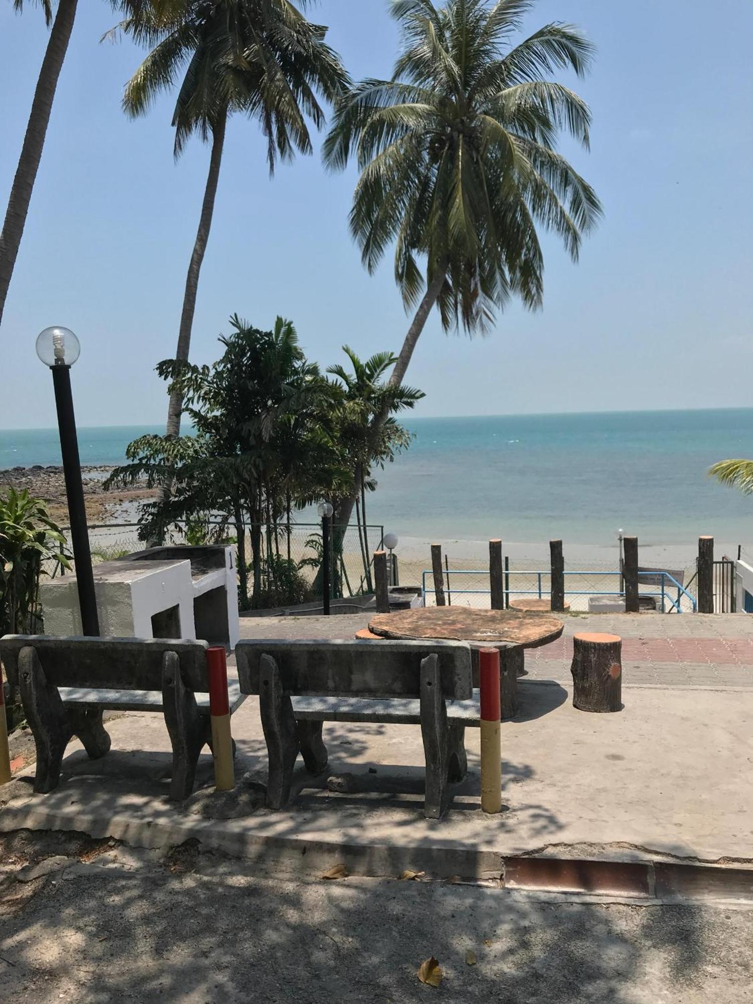 Newly Renovated Comfy Beachfront View At Seri Bulan Port Dickson Exterior photo