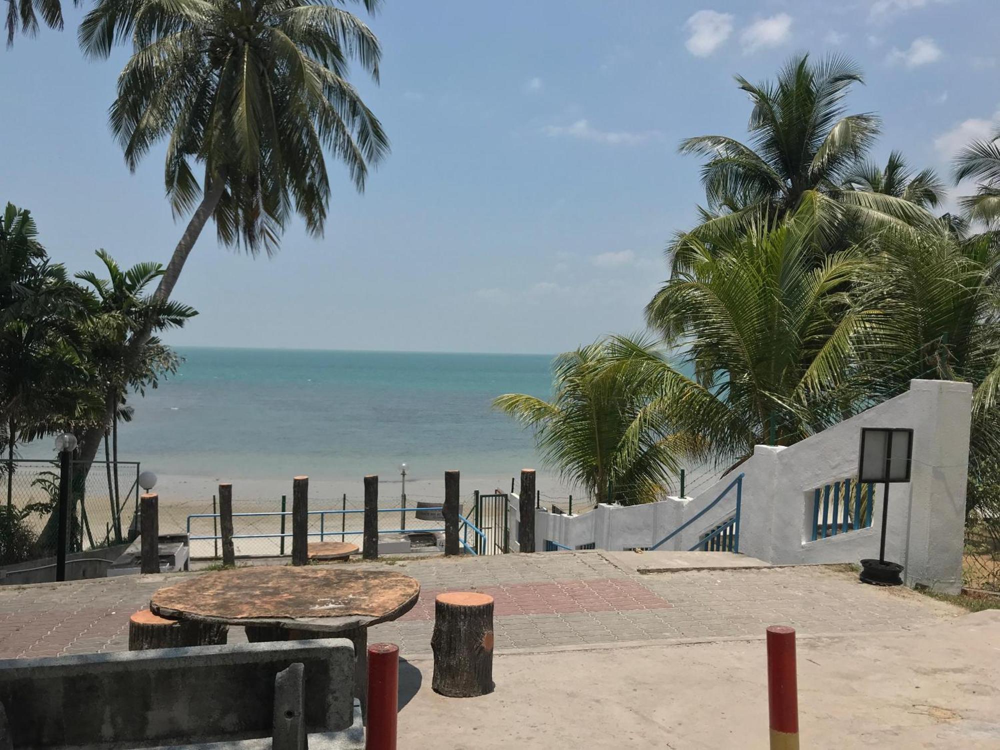 Newly Renovated Comfy Beachfront View At Seri Bulan Port Dickson Exterior photo